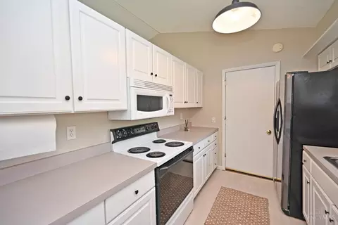 Kitchen - 335 Walnut Ln, Mason, OH 45040 photo 2 of 4