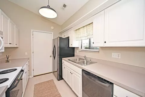 Kitchen - 335 Walnut Ln, Mason, OH 45040 photo 3 of 4