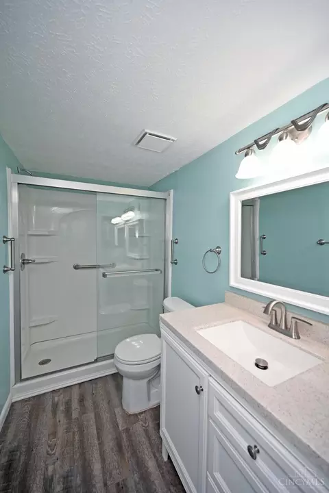 Bath - 335 Walnut Ln, Mason, OH 45040 photo 2 of 3