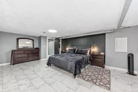 Bedroom - 8720 Woodview Dr, Cincinnati, OH 45231 photo 5 of 6