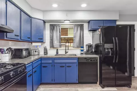 Kitchen - 8720 Woodview Dr, Cincinnati, OH 45231 photo 3 of 4