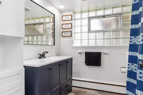 Bath - 8720 Woodview Dr, Cincinnati, OH 45231 photo 1 of 2
