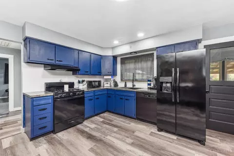 Kitchen - 8720 Woodview Dr, Cincinnati, OH 45231 photo 2 of 4
