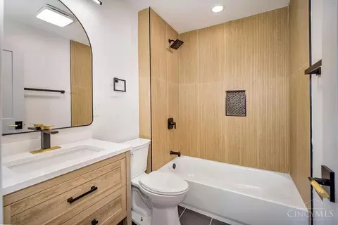 Bath - 6206 Hammel Ave, Golf Manor, OH 45237 photo 2 of 3
