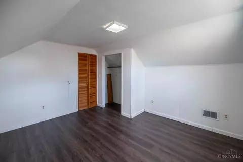 Bedroom - 877 Sarbrook Dr, Cincinnati, OH 45231 photo 6 of 8