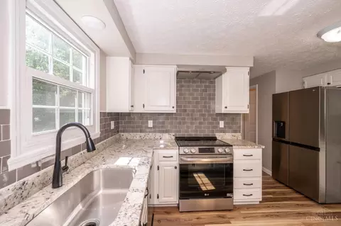 Kitchen - 7788 Deerhurst Pl, Maineville, OH 45039 photo 2 of 6