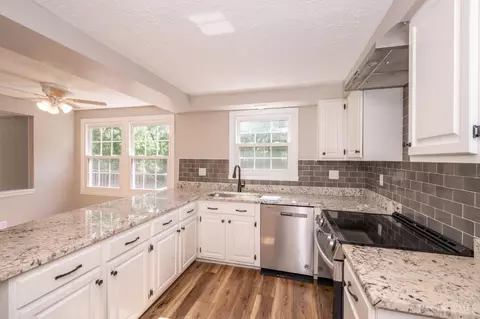 Kitchen - 7788 Deerhurst Pl, Maineville, OH 45039 photo 3 of 6