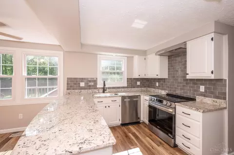 Kitchen - 7788 Deerhurst Pl, Maineville, OH 45039 photo 4 of 6