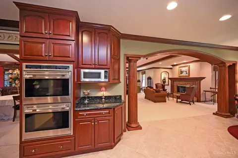 Kitchen - 4800 Cox Smith Rd, Mason, OH 45040 photo 6 of 13