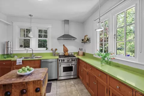 Kitchen - 10 Interwood Pl, Cincinnati, OH 45220 photo 6 of 6