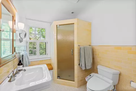Bath - 10 Interwood Pl, Cincinnati, OH 45220 photo 1 of 6