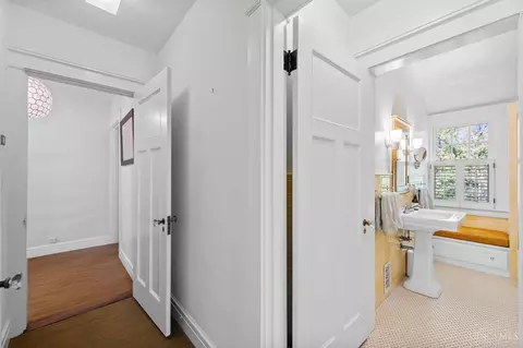 Entry Way - 10 Interwood Pl, Cincinnati, OH 45220 photo 11 of 12