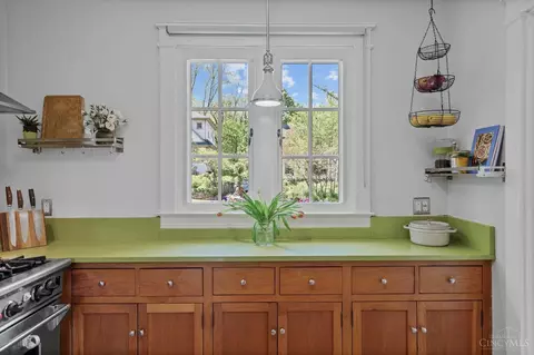 Kitchen - 10 Interwood Pl, Cincinnati, OH 45220 photo 5 of 6