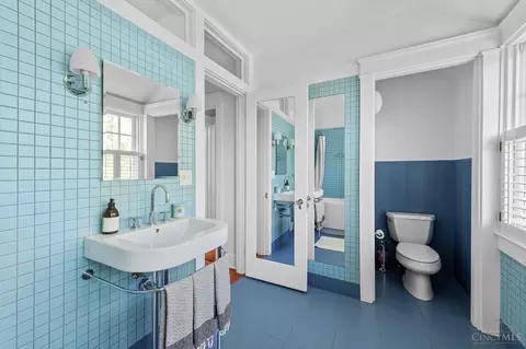 Bath - 10 Interwood Pl, Cincinnati, OH 45220 photo 6 of 6