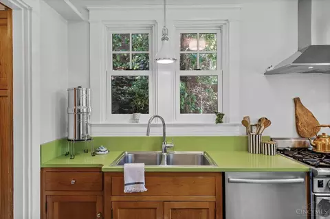 Kitchen - 10 Interwood Pl, Cincinnati, OH 45220 photo 3 of 6