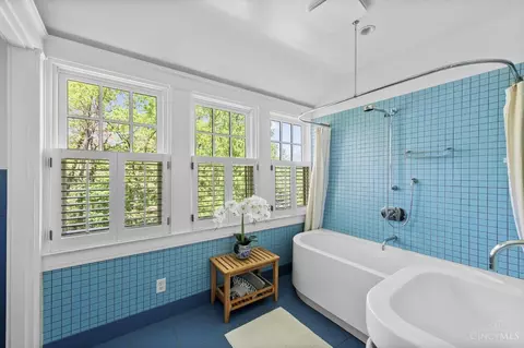 Bath - 10 Interwood Pl, Cincinnati, OH 45220 photo 5 of 6