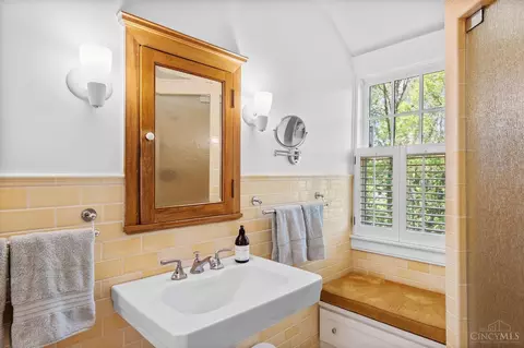 Bath - 10 Interwood Pl, Cincinnati, OH 45220 photo 2 of 6