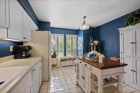 Kitchen - 7292 Galbraith Rd, Cincinnati, OH 45243 photo 2 of 3