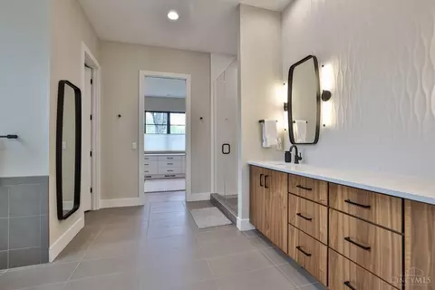 Bath - 5705 Graves Rd, Cincinnati, OH 45243 photo 2 of 9