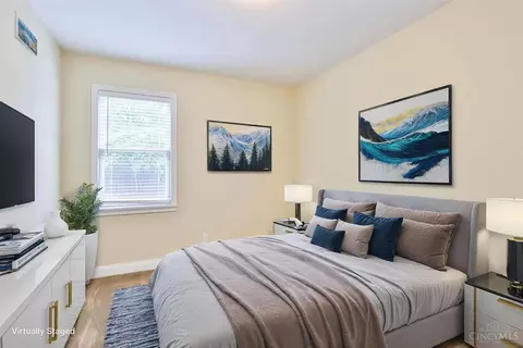 Bedroom - 1332 Cryer Ave, Cincinnati, OH 45208 photo 4 of 9