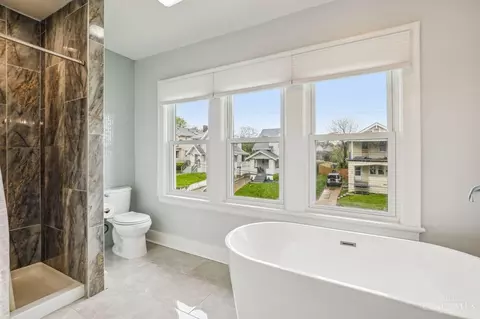 Bath - 2209 Crane Ave, Cincinnati, OH 45207 photo 2 of 3