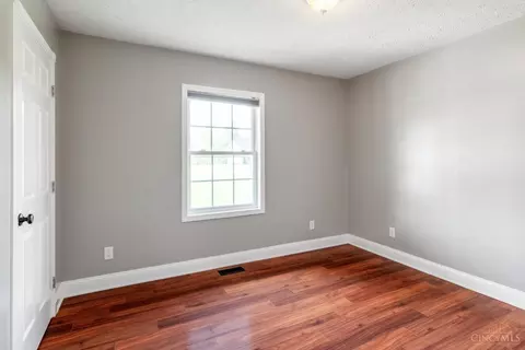 Bedroom - 10005 Wolfe Rd, New Vienna, OH 45159 photo 2 of 3