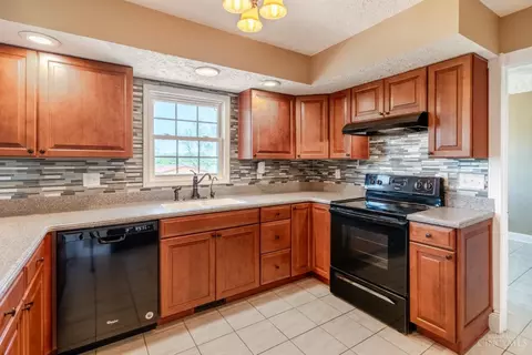 Kitchen - 10005 Wolfe Rd, New Vienna, OH 45159 photo 2 of 4