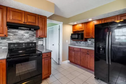 Kitchen - 10005 Wolfe Rd, New Vienna, OH 45159 photo 3 of 4