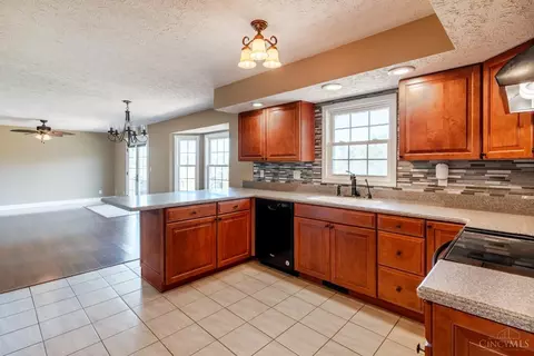 Kitchen - 10005 Wolfe Rd, New Vienna, OH 45159 photo 4 of 4