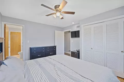 Bedroom - 3129 Dickinson Rd, Cincinnati, OH 45211 photo 2 of 8