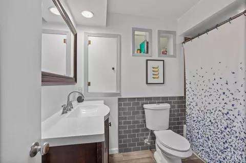Bath - 3129 Dickinson Rd, Cincinnati, OH 45211 photo 2 of 2