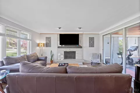 Living - 3129 Dickinson Rd, Cincinnati, OH 45211 photo 3 of 4
