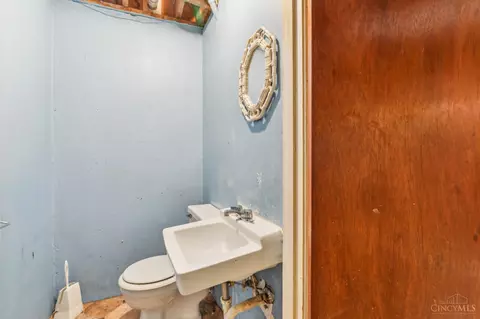 Bath - 1236 Purcell Ave, Cincinnati, OH 45205 photo 3 of 3