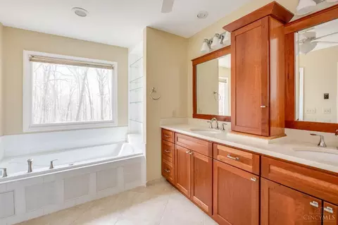 Bath - 10931 Allenhurst Blvd, Blue Ash, OH 45241 photo 2 of 3
