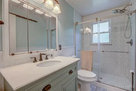 Bath - 708 Dair Ave, Harrison, OH 45030 photo 2 of 3
