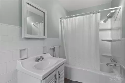 Bath - 3375 Everson Ave, Cincinnati, OH 45209 photo 2 of 9