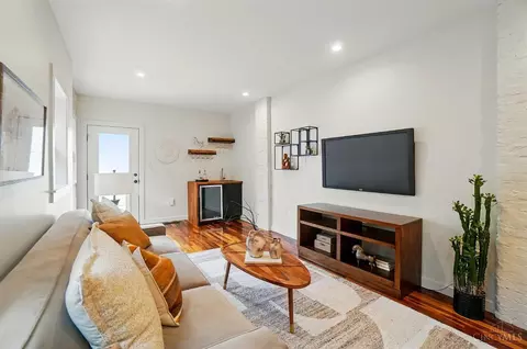 Living - 1428 Main St, Cincinnati, OH 45202 photo 3 of 5
