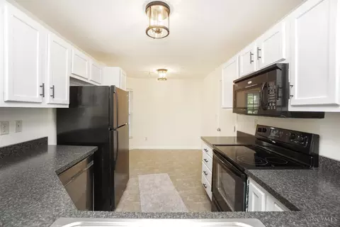 Kitchen - 1492 Shadowood Trl, Hamilton Township, OH 45039 photo 2 of 6
