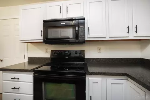 Kitchen - 1492 Shadowood Trl, Hamilton Township, OH 45039 photo 4 of 6