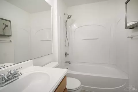 Bath - 1492 Shadowood Trl, Hamilton Township, OH 45039 photo 2 of 2