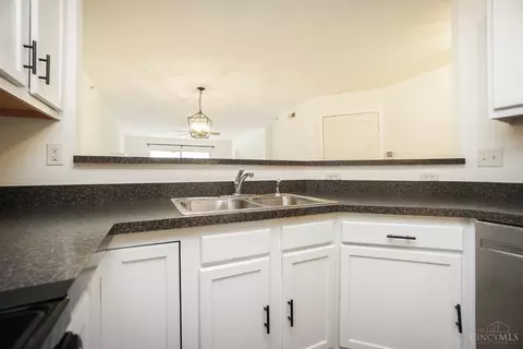 Kitchen - 1492 Shadowood Trl, Hamilton Township, OH 45039 photo 5 of 6