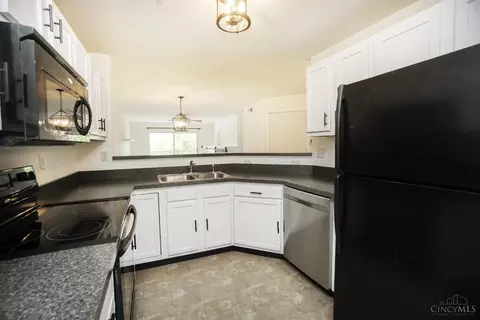 Kitchen - 1492 Shadowood Trl, Hamilton Township, OH 45039 photo 3 of 6