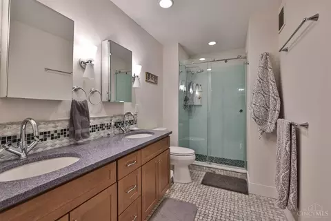 Bath - 512 Reading Rd, Cincinnati, OH 45202 photo 1 of 2