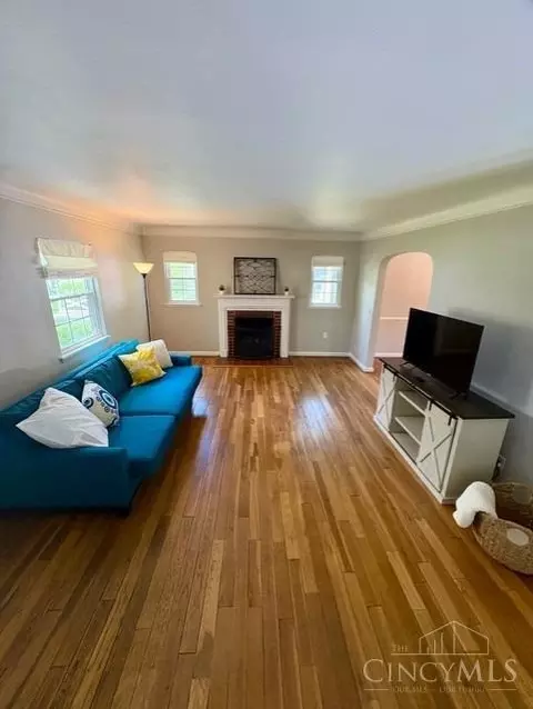 Living - 9714 Winton Rd, Cincinnati, OH 45231 photo 1 of 3