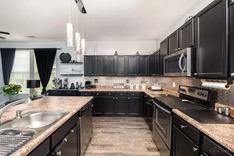 Kitchen - 5986 Wanderling Ln, Cincinnati, OH 45237 photo 3 of 4