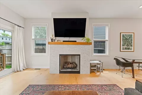 Living - 2948 Hackberry St, Cincinnati, OH 45206 photo 2 of 6