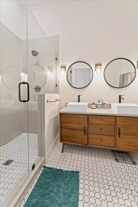 Bath - 2948 Hackberry St, Cincinnati, OH 45206 photo 4 of 4