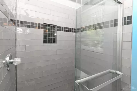 Bath - 1007 John St, Cincinnati, OH 45203 photo 7 of 8