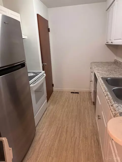 8032 Colette Ln, Cincinnati, OH 45224 photo 3