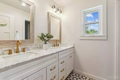 Bath - 7393 Baywind Dr, Montgomery, OH 45242 photo 4 of 5